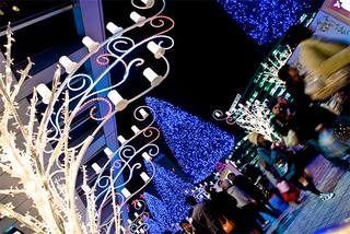Illustration for article titled Tokyo Xmas Light Shows Overload Senses, Power Grid
